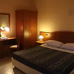 Julia 3* بومبيي